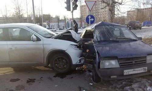 В Нижнекамске из-за неработающего светофора бьются машины