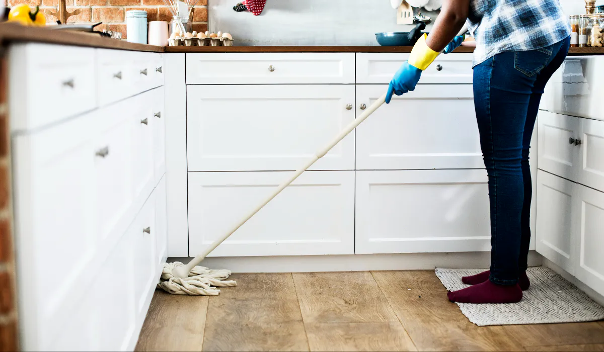 Добавьте 2 ложки в ведро и получите эталон чистоты: ни следа на белых носках