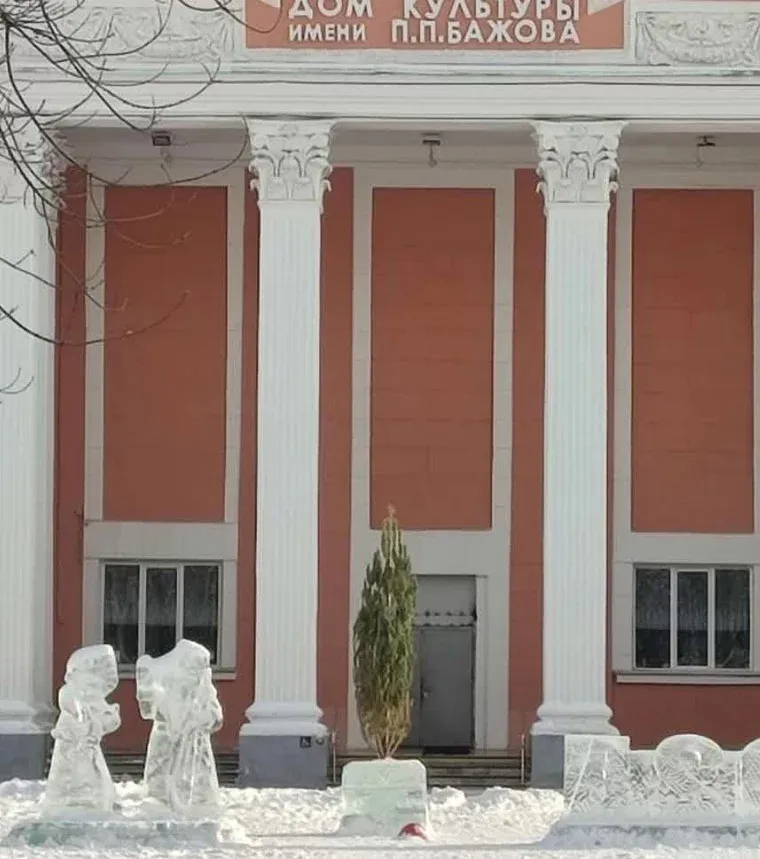 В Челябинском поселке демонтировали новогоднюю ель после жесткой критики жителей