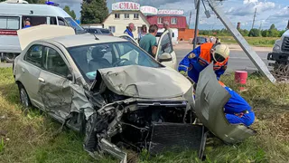 В Камешковском районе столкнулись два автомобиля и повредили опору освещения