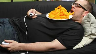 Медик сообщил, почему никогда нельзя есть лежа