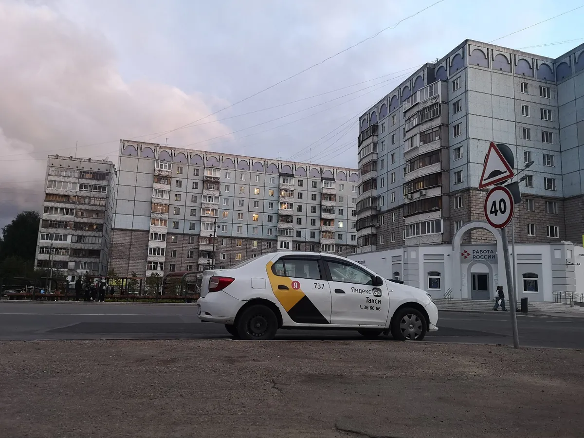 Неадекватный пассажир вынудил таксистку на полном ходу покинуть автомобиль