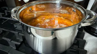 Как варят опытные хозяйки настоящий борщ, а не водичку со свеклой: нашла рецепт в книге 1952 года. Есть 2 хитрости: от них зависит вкус и насыщенный цвет
