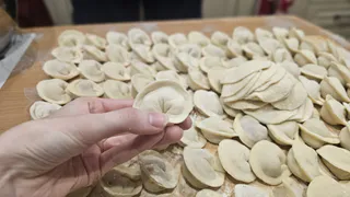 Узнала у продавца пельменей - больше не варим, готовим новым способом - получается в разы вкуснее