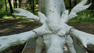 Жители Рощи просили отремонтировать статую лося в сквере, но получили гипсовый кошмар