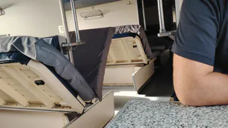 «Раз бедные, то и лежите сверху» — пассажирка жёстко ответила попутчику