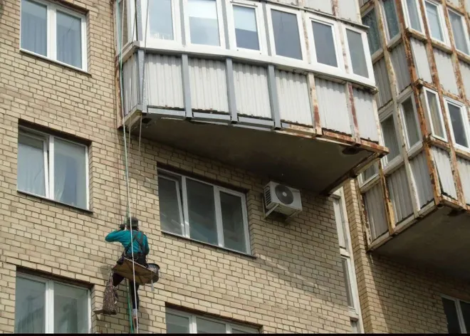 Ржавую многоэтажку в центре Магнитогорска начали приводить в порядок