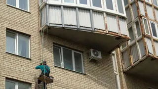 Ржавую многоэтажку в центре Магнитогорска начали приводить в порядок