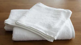 2 столовые ложки средства на 10 литров: как японки легко отбеливают кухонные полотенца