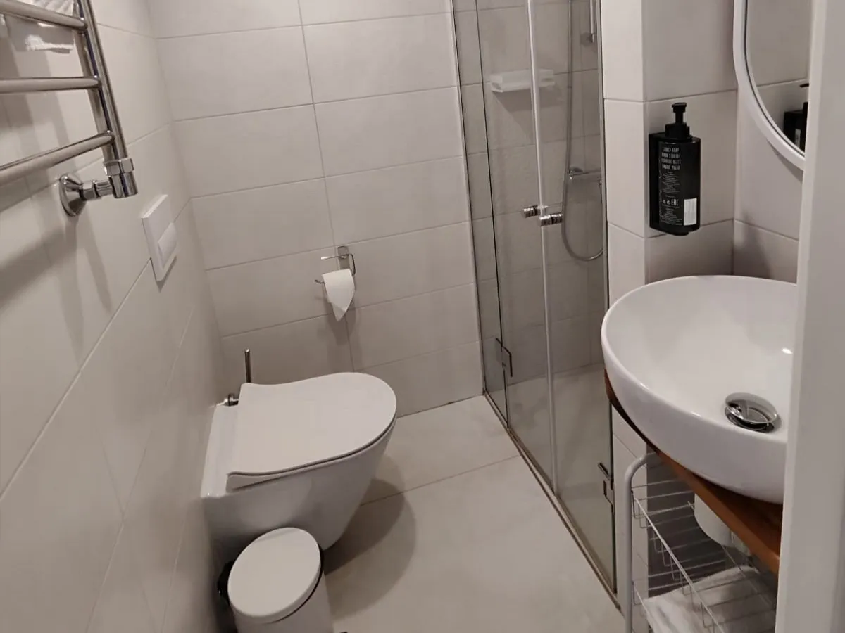 В Челябинской области женщина спряталась от приставов в туалете