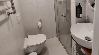 В Челябинской области женщина спряталась от приставов в туалете