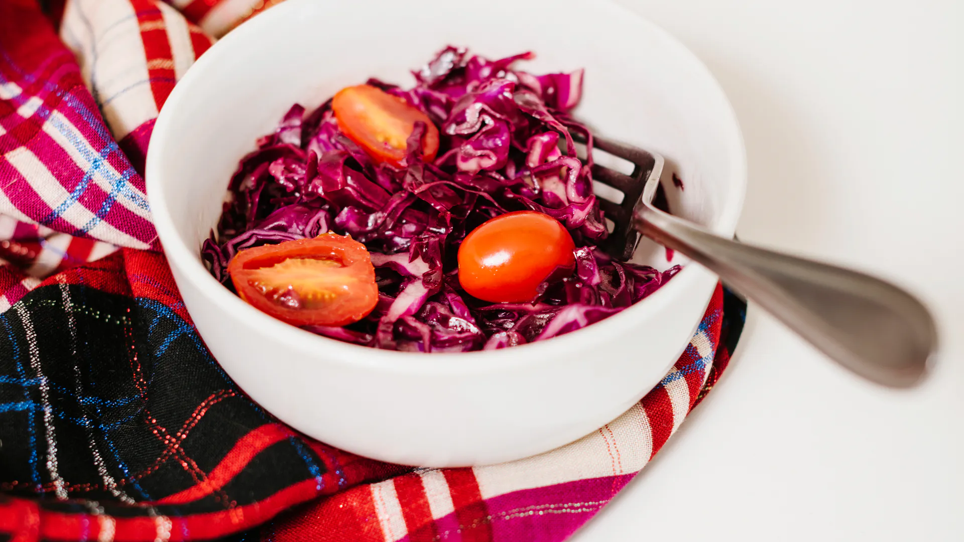 Вкусный салат со свеклой: домочадцы от него и крошки не оставляют — готовлю теперь только по этому рецепту