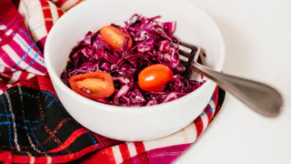 Вкусный салат со свеклой: домочадцы от него и крошки не оставляют — готовлю теперь только по этому рецепту