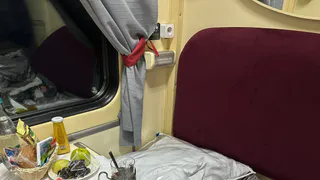 Моё место в купе оказалось занято пожилой женщиной: проводник попросил войти в её положение и пересесть - вот почему я ответила отказом