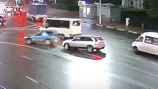 На площади Ленина столкнулись две иномарки: видео момента ДТП