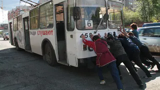 В Рязани пенсионеры толкали заглохший троллейбус