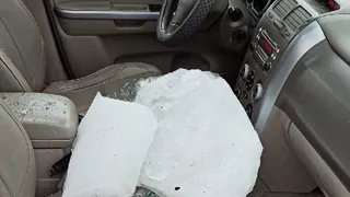 Следком в деле: после падения глыбы льда на машину проведут проверку