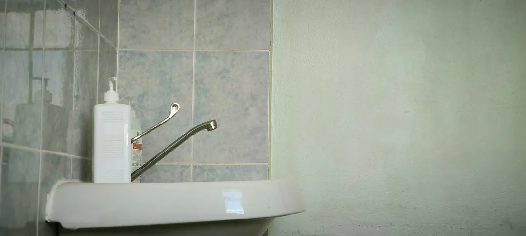 В Магнитогорске запертая дверь ванной привела к смерти пожилого мужчины