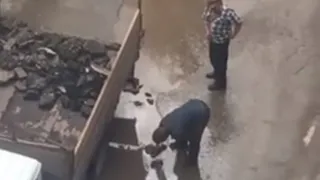 Ямочный ремонт на Станкозаводской: дыры на дороге закладывают обломками другой дороги