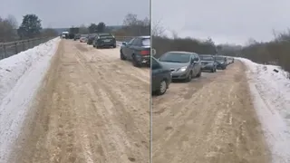 В Брянской области в городе Фокино на мосту застрял грузовик