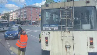Контактная сеть троллейбуса оборвалась в центре Рязани