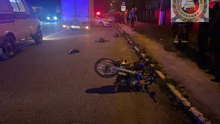 В Чувашии 18-летний парень на питбайке влетел в легковушку и получил травмы