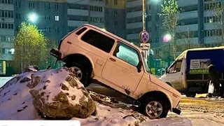 Жители Рязани засняли вертикально припаркованную «Ниву»