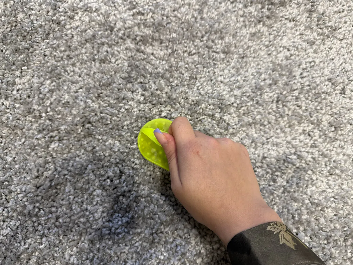 Как быстро почистить ковер дома: работает даже с очень грязными старыми покрытиями — сэкономьте на химчистке