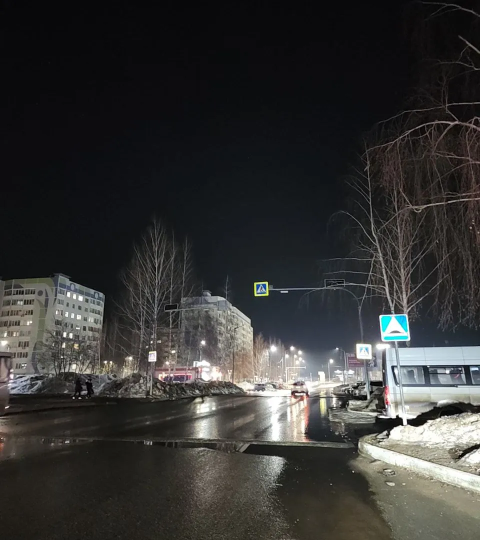 Жители улицы Сююмбике в Нижнекамске возвращаются домой в темноте