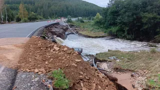 С затопленной трассы в Челябинской области ушла вода