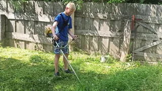 В Ядринском округе парень сделал доброе дело: помог матери участника СВО скосить траву возле дома