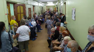 Часовое ожидание: в онкодиспансере снова засняли огромную очередь