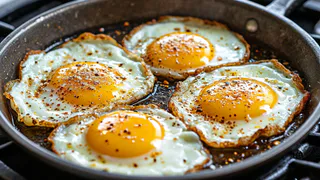 Почему нельзя жарить яичницу на подсолнечном масле - запоминайте раз и навсегда