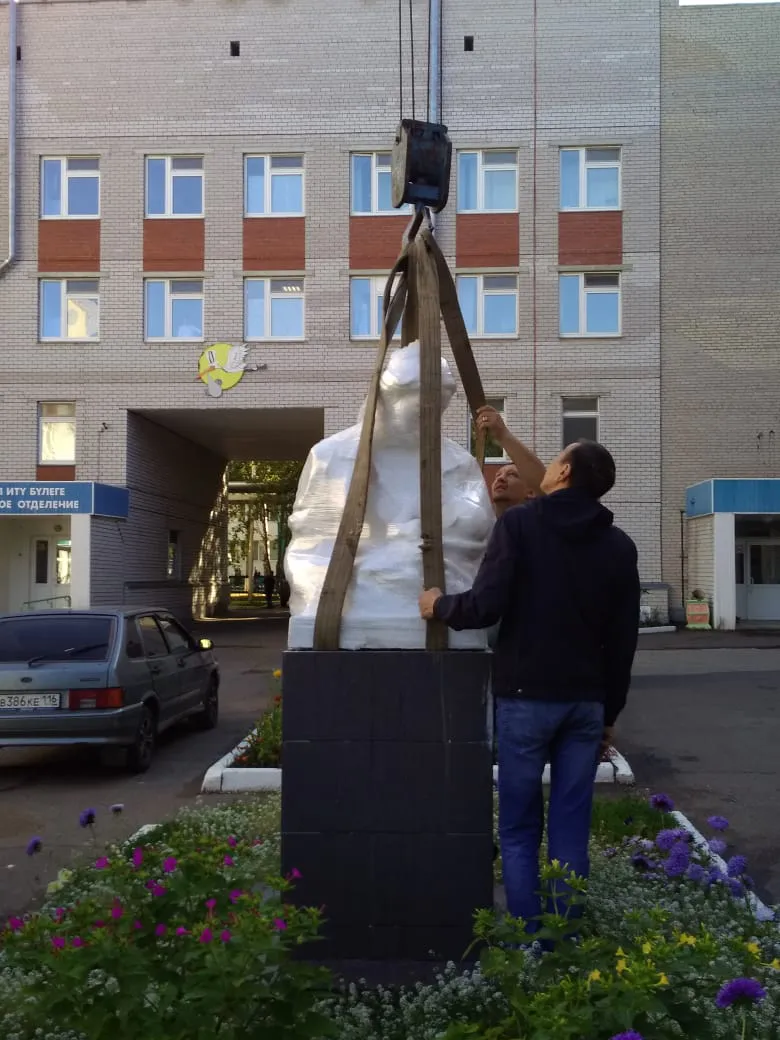 У нижнекамского роддома установили обновленную скульптуру «Мать и дитя»