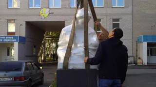 У нижнекамского роддома установили обновленную скульптуру «Мать и дитя»