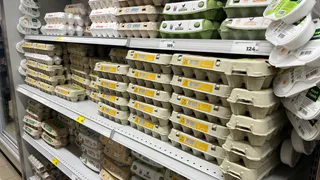 В Коми выросли цены на яйца и огурцы, а гречка и сосиски подешевели