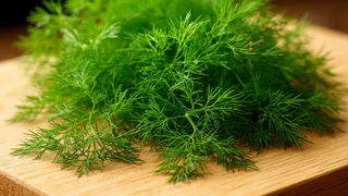 Укроп, петрушку и салат храню "неправильно" - зато зелень всегда свежая, будто с грядки: лайфхак