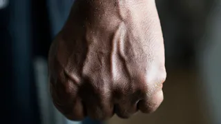 Пьяный дебошир в Магнитогорске устроил погром в чужой квартире: мужчина избил хозяев и украл телефоны