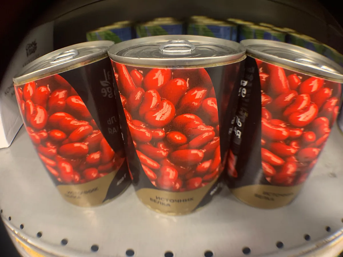 Роскачество заглянуло в банки с консервированной фасолью: с такой и салат в ведро для мусора сразу пойдет