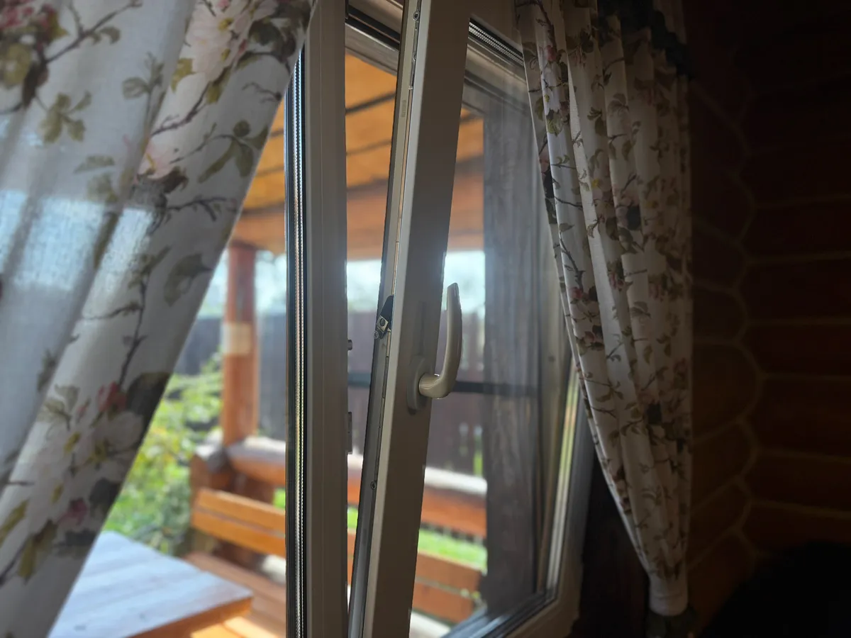 Больше не мою окна по 10 раз в год: протираю их этим простым раствором, и стекла дольше остаются чистыми и блестящими