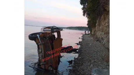 Автомобиль «Жигули» упал с обрыва в Сурское водохранилище под Пензой