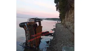 Автомобиль «Жигули» упал с обрыва в Сурское водохранилище под Пензой