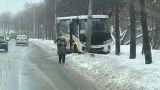 ДТП в Рязани: на окраине города маршрутка врезалась в столб (видео)