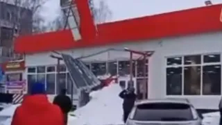 Обрушились конструкции: на Забайкальской завалило вход в магазин “Магнит”