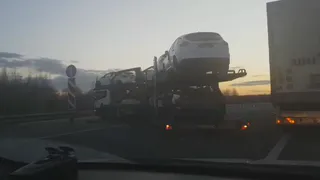 Под Рязанью автовоз с иномарками улетел в отбойник