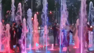 В Рязани танцующие пары забрались в музыкальный фонтан (видео)