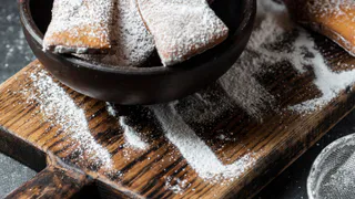 Рецепт хрустящего невесомого «хвороста» — в СССР ради этого десерта выстраивались в очередь даже соседи, готовим по «классике»