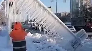 В Челябинске из-за коммунальной аварии на проезжую часть упал светофор