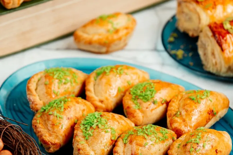 Легчайшие пирожки для тех, кто на диете: берем кефир и одно яйцо - можно даже на ночь