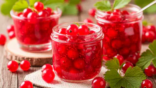 Делаю ароматный джем из красной смородины всего за 10 минут: без пектина, без заморочек и с идеальной текстурой